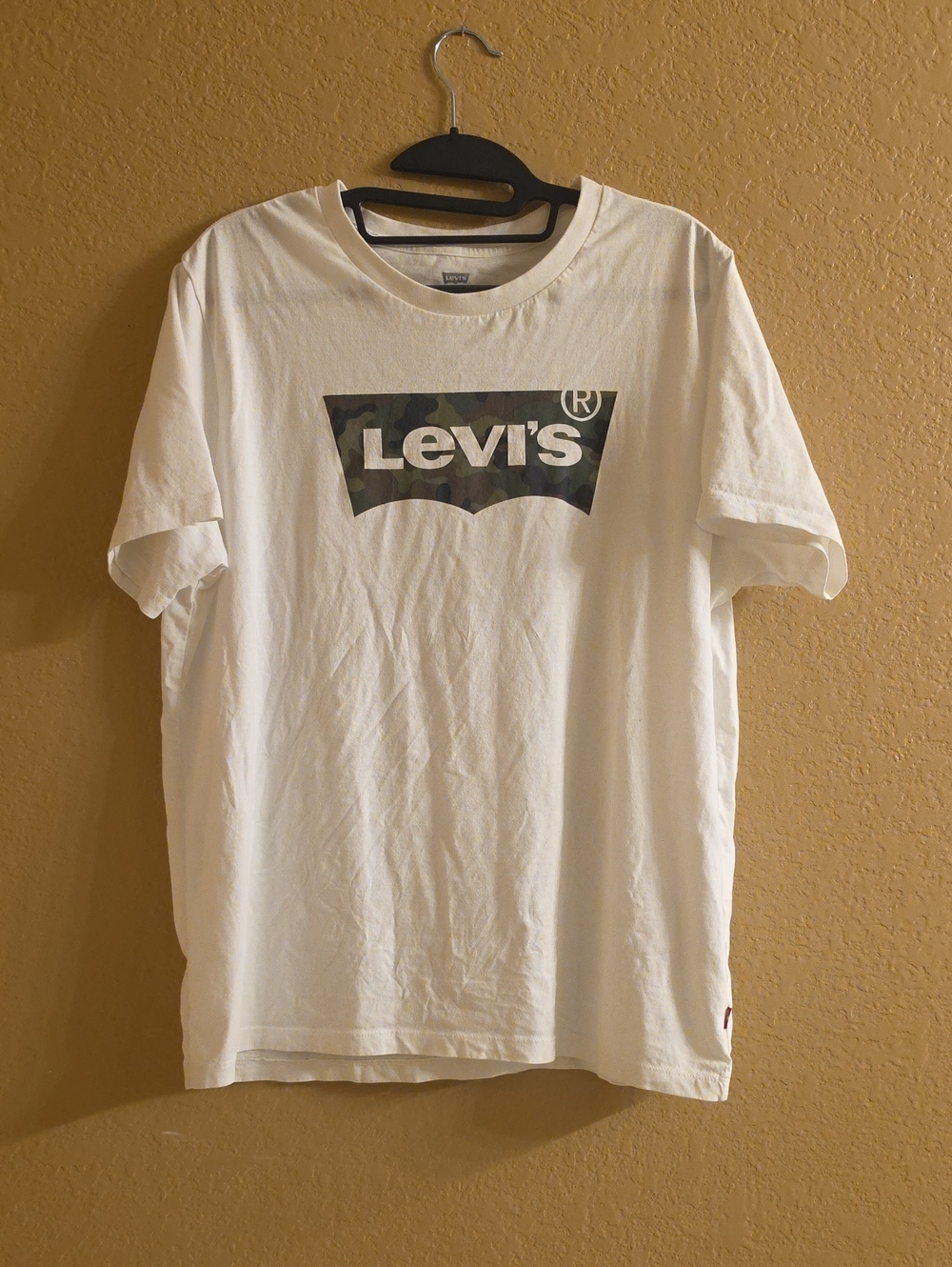 100% Cotton Levi's White Short-Sleeve Tee with Camo Logo